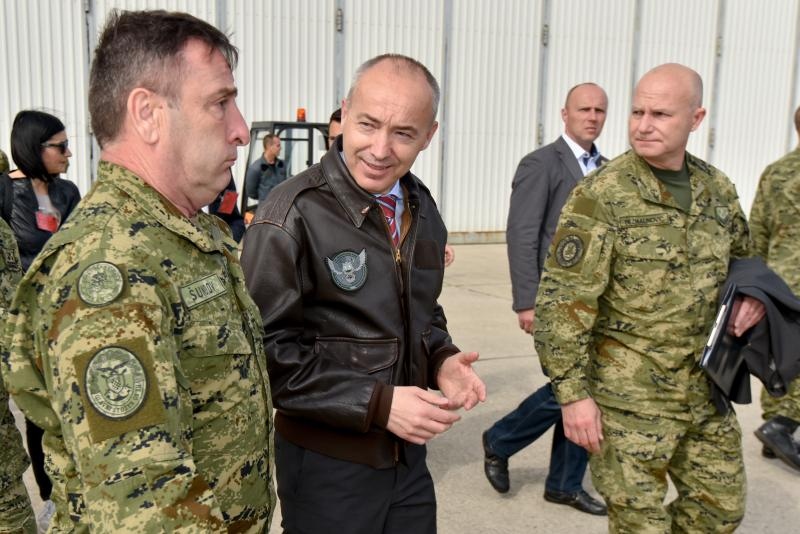 U Zracnoj bazi Zemunik odrzana je prezentacija pocetka letacke obuke na helikopterima OH-58D Kiowa Warrior koji su donacija americke vojske. Prezentaciji je naocio ministar obrane RH Damir Krsticevic koji je sudjelovao u trenaznom letu