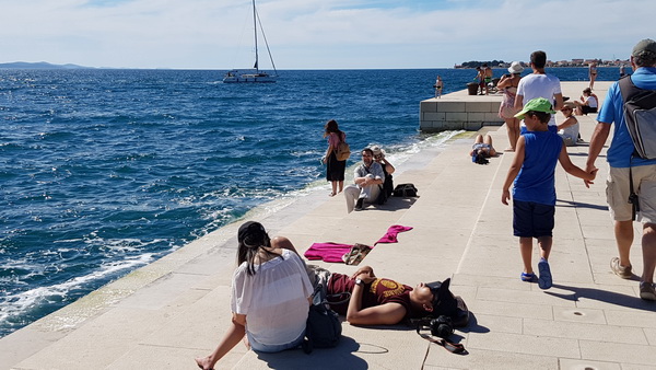 Prekrasno subotnje poslijepodne na zadarskoj rivi. Foto: Mladen Malik