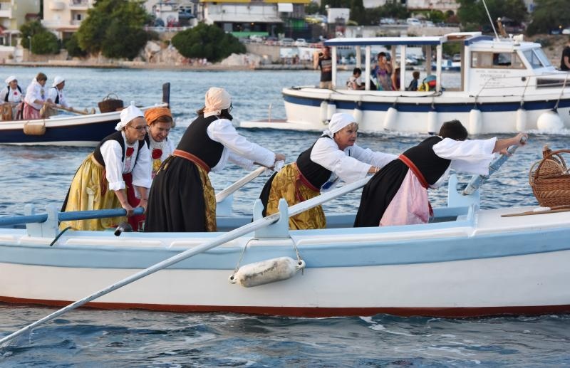 Krapanj: Održana tradicionalna ženska regata gajeta na vesla. Photo: Hrvoje Jelavić/PIXSELL Krapanj: Održana tradicionalna ženska regata gajeta na vesla. Photo: Hrvoje Jelavić/PIXSELL