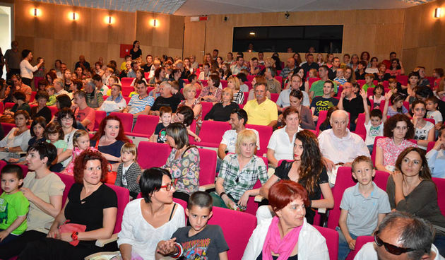 Premijera predstave Ružno pače u izvedbi radionice Donatolina