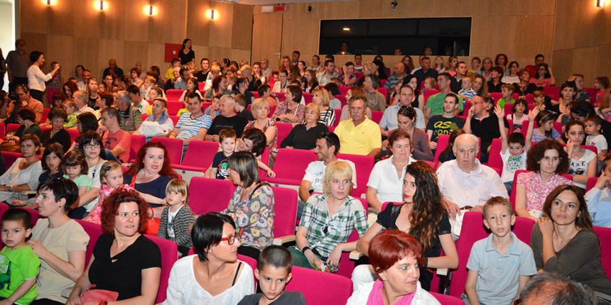 Premijera predstave Ružno pače u izvedbi radionice Donatolina Premijera predstave Ružno pače u izvedbi radionice Donatolina