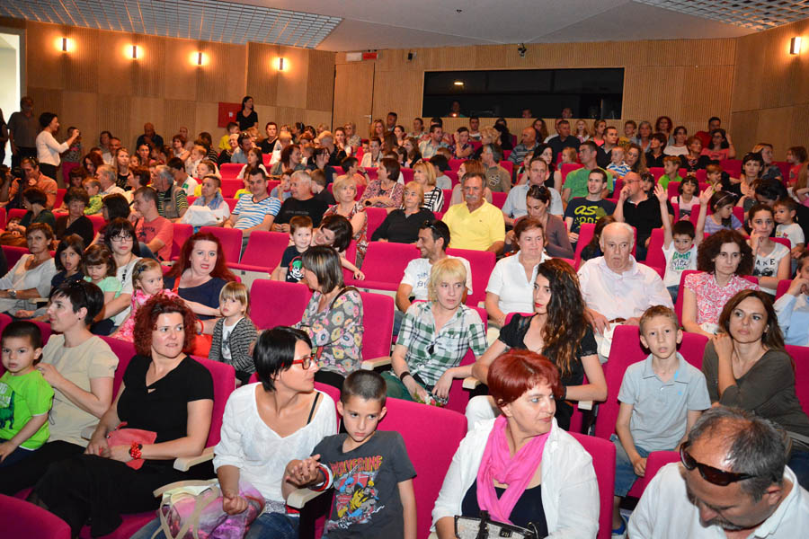 Premijera predstave Ružno pače u izvedbi radionice Donatolina