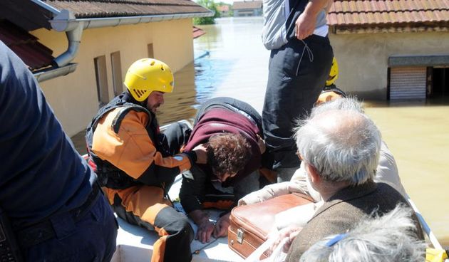 19.05.2014., Gunja – Pripadnici HGSS-a spasavaju mjestane potpuno potopljenog sela koji su ostali zarobljeni u svojim domovima. Jela Markoljevic. Poplava. Photo: Goran Ferbezar/PIXSELL