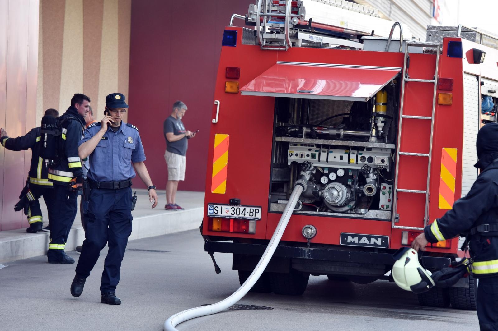 U trgovačkom centru Dalmare u Šibeniku izbila dva požara