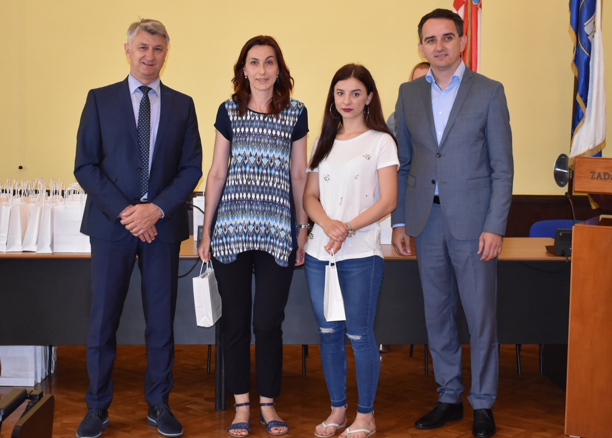 Župan ugostio nagrađene učenike osnovnih i srednjih škola Župan ugostio nagrađene učenike osnovnih i srednjih škola