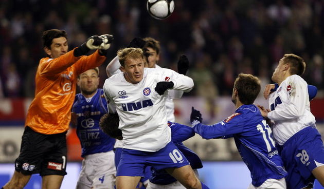 Split, 220209.
Stadion Poljud u Splitu.
T – Com 1. HNL 19. kolo. Nogometna utakmica Hajduk (Split) – Dinamo (Zagreb).
Na fotografiji: Senijad ibricic u skoku ispred gola Dinama.
Foto: Vladimir Dugandzic / CROPIX