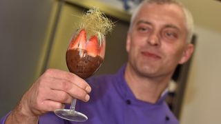 Zadar – Na prezentaciji u Impact centru Kuhar Renato Kraljev pripremao je zajedno s ucenicima tri slana i tri slatka jela s jagodama. Projektom se zeli povecati interes za uzgoj i konzumaciju jagoda u Zadarskoj zupaniji. Photo: Dino Stanin/PIXSELL Autor