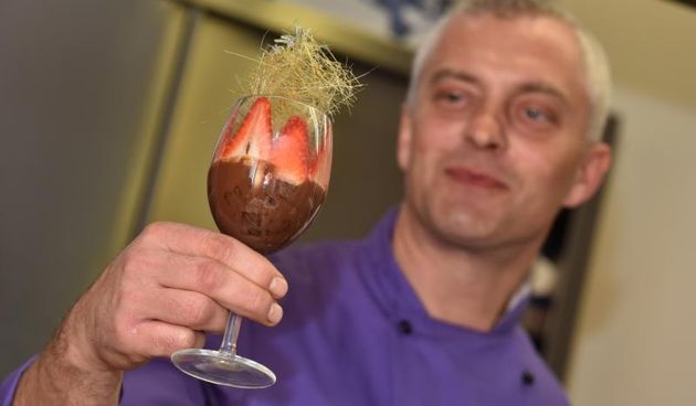 Zadar – Na prezentaciji u Impact centru Kuhar Renato Kraljev pripremao je zajedno s ucenicima tri slana i tri slatka jela s jagodama. Projektom se zeli povecati interes za uzgoj i konzumaciju jagoda u Zadarskoj zupaniji. Photo: Dino Stanin/PIXSELL Autor