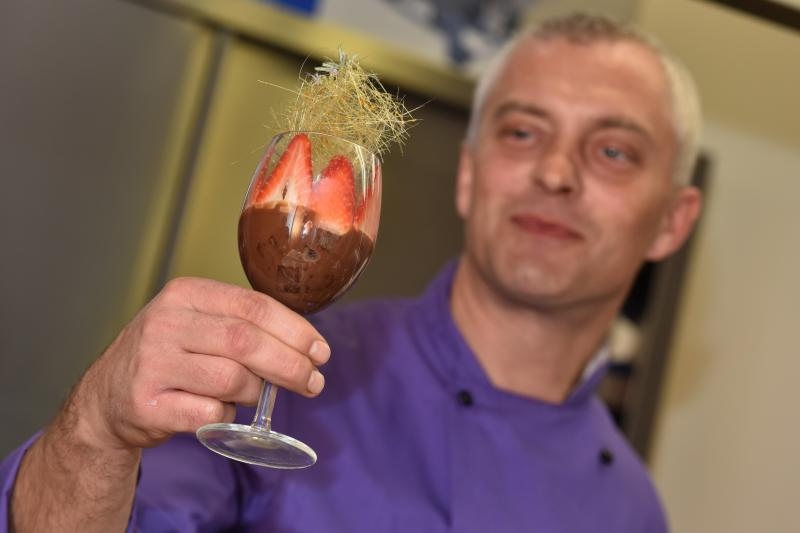 Zadar – Na prezentaciji u Impact centru Kuhar Renato Kraljev pripremao je zajedno s ucenicima tri slana i tri slatka jela s jagodama. Projektom se zeli povecati interes za uzgoj i konzumaciju jagoda u Zadarskoj zupaniji. Photo: Dino Stanin/PIXSELL Autor