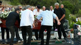 Posljednji ispraćaj Olivera Dragojevića na groblju Sveti Roko u Veloj Luci Posljednji ispraćaj Olivera Dragojevića na groblju Sveti Roko u Veloj Luci