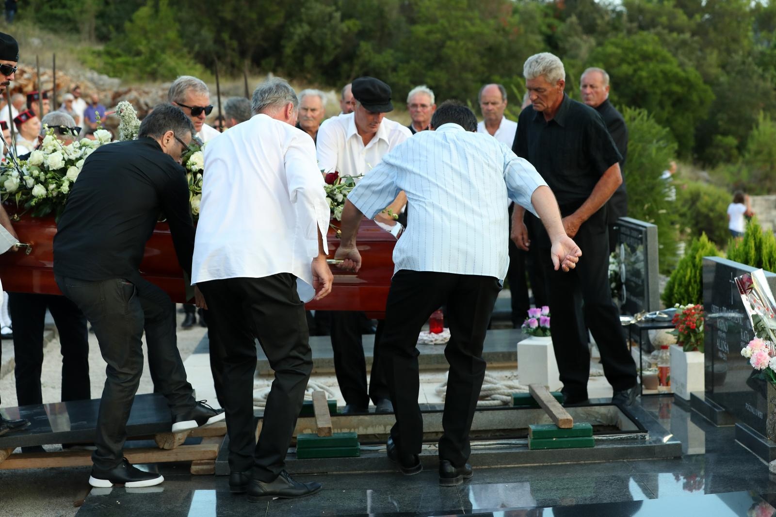 Posljednji ispraćaj Olivera Dragojevića na groblju Sveti Roko u Veloj Luci Posljednji ispraćaj Olivera Dragojevića na groblju Sveti Roko u Veloj Luci