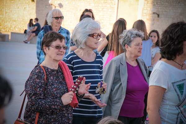 Glazbeno scenski nastup “Iskra ljubavi za mir” i grupna meditacija na Forumu