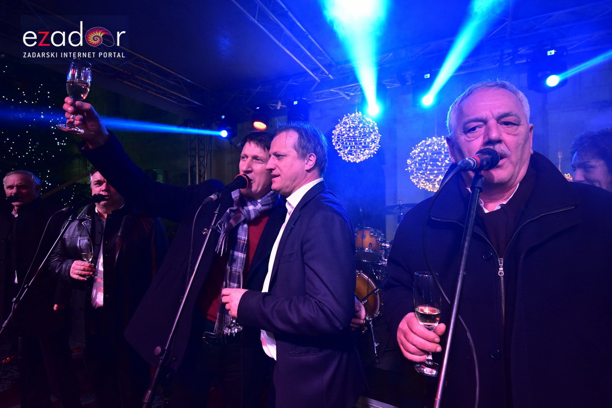 Tisuće Zadrana uživalo na krcatom Narodnom trgu i Tgu Petra Zoranića uz Tomislava Bralića i klapu Intrade Tisuće Zadrana uživalo na krcatom Narodnom trgu i Tgu Petra Zoranića uz Tomislava Bralića i klapu Intrade