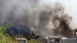 Veliki požar kod Smokovića zahvatio i parkirane automobile