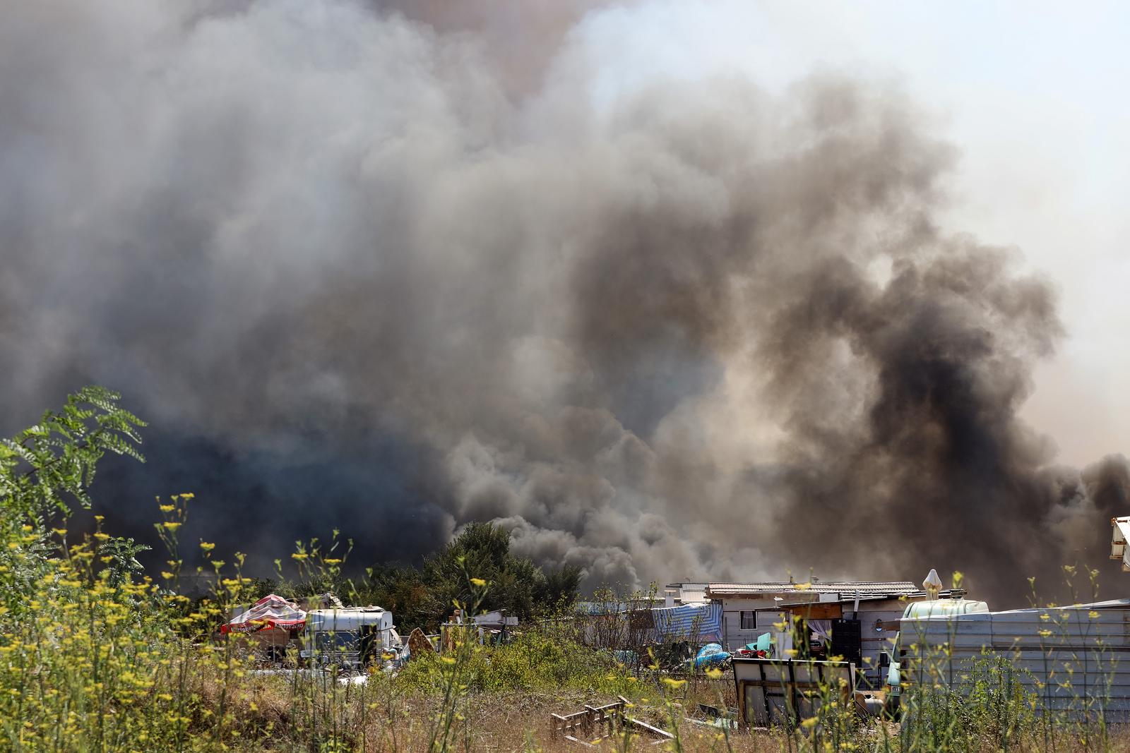 Veliki požar kod Smokovića zahvatio i parkirane automobile