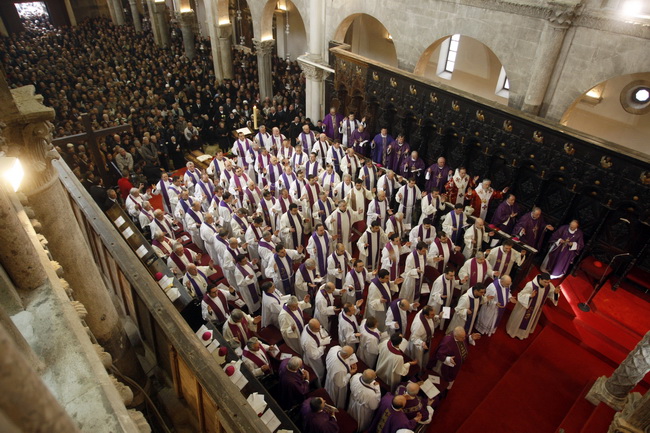 Zadar, 300110.
Pogreb zadarskog nadbiskupa Ivana Prendje u crkvi Svete Stosije.
Zadarski nadbiskup Ivan Prendja preminuo je iznenada  25. sijecnja 2010. godine u Zagrebu u 71. godini zivota, nakon 46 godina svecenistva i 20 godina biskupstva.
Na fotografi