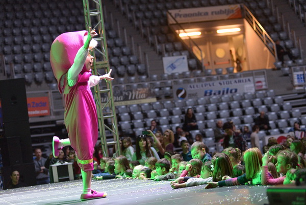 Predstava “Maša i Medvjed” moskovskog Dječjeg kazališta oduševila zadarske mališane Predstava “Maša i Medvjed” moskovskog Dječjeg kazališta oduševila zadarske mališane