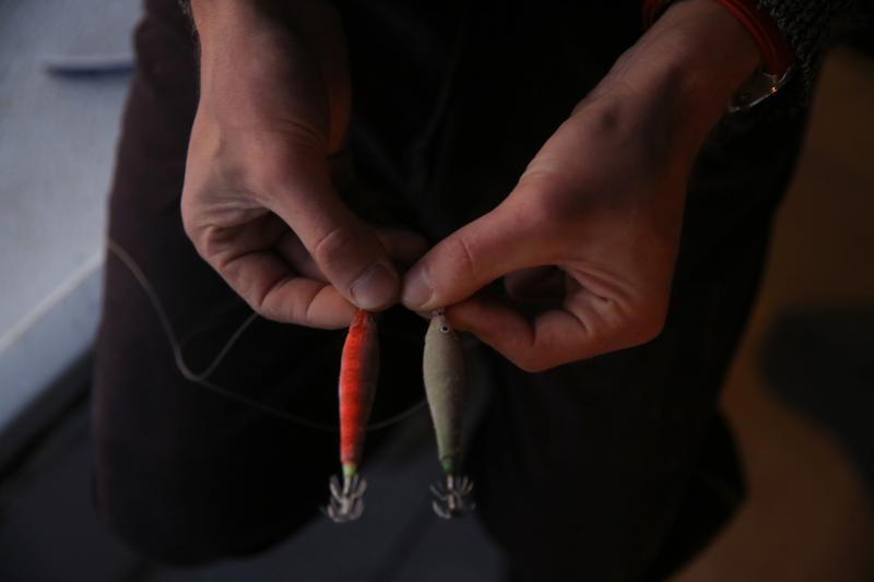 22.12.2013., Zadar – Neobicno toplo vrijeme za prve dane zime dodatni je poticaj za otisnuti se na more i uloviti koju lignju za Badnju vecer. Iako zbog oseke gotovo da nisu mogli isploviti, dva Privlacanca na nedjeljno poslijepodne udaljila su se od ob