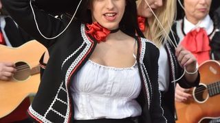 Karnevalska povorka krenula je s Branimirove obale prema Poluotoku. Photo: Dino Stanin/PIXSELL