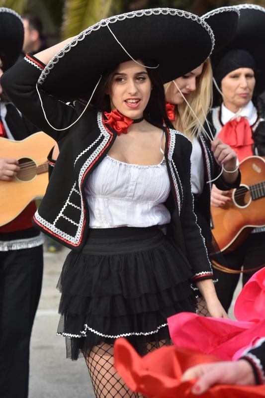 Karnevalska povorka krenula je s Branimirove obale prema Poluotoku. Photo: Dino Stanin/PIXSELL