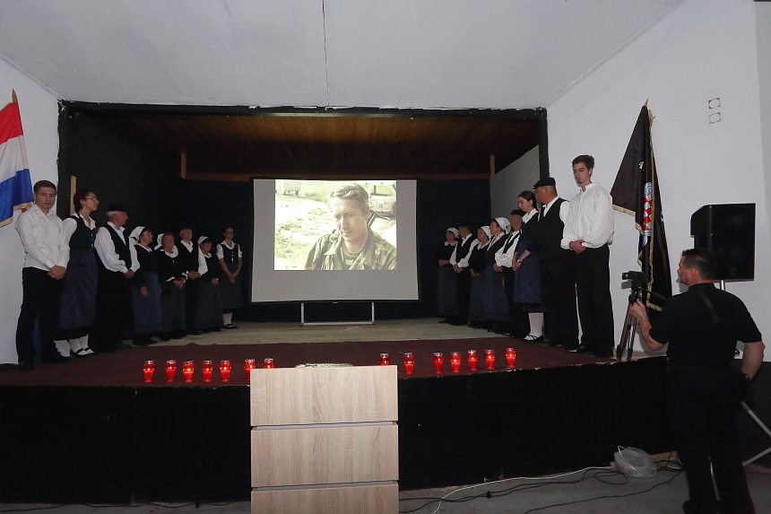 Bibinje: Predstavljena knjiga “Bitka za Vukovar” Damira Plavšića. Foto: Leo Banić Bibinje: Predstavljena knjiga “Bitka za Vukovar” Damira Plavšića. Foto: Leo Banić