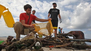 Zadar, 240711.
Akcija ciscenja mora na zadarskoj rivi koji su pokrenuli organizatori Vacanze – gradskog turnira u vaterpolu koji ce se slijedecih dana odigrati na rivi.
Foto: Vladimir Ivanov / CROPIX Zadar, 240711.
Akcija ciscenja mora na zadarskoj rivi koji su pokrenuli organizatori Vacanze – gradskog turnira u vaterpolu koji ce se slijedecih dana odigrati na rivi.
Foto: Vladimir Ivanov / CROPIX