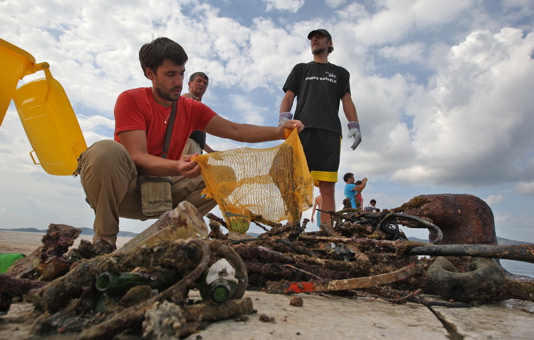 Zadar, 240711.
Akcija ciscenja mora na zadarskoj rivi koji su pokrenuli organizatori Vacanze – gradskog turnira u vaterpolu koji ce se slijedecih dana odigrati na rivi.
Foto: Vladimir Ivanov / CROPIX Zadar, 240711.
Akcija ciscenja mora na zadarskoj rivi koji su pokrenuli organizatori Vacanze – gradskog turnira u vaterpolu koji ce se slijedecih dana odigrati na rivi.
Foto: Vladimir Ivanov / CROPIX