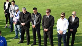 Na stadionu u Stanovima položeni vijenci i zapaljene svijeće za Hrvoja Ćustića Na stadionu u Stanovima položeni vijenci i zapaljene svijeće za Hrvoja Ćustića