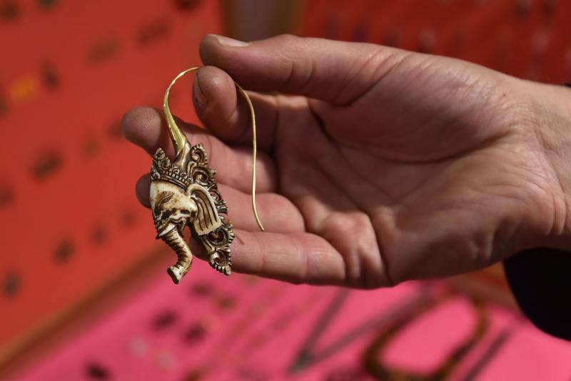 U Domu branitelja poceo 14. HAND MADE FEST – Festival rucnih izrada, mastovitosti i dizajna. I ove se godine u svih 5 dvorana Doma branitelja, 200-ak izlagaca, od kojih i 20% muskaraca, tri dana promice i promovira jedinstvene vrijednosti rucnih izrada, p U Domu branitelja poceo 14. HAND MADE FEST – Festival rucnih izrada, mastovitosti i dizajna. I ove se godine u svih 5 dvorana Doma branitelja, 200-ak izlagaca, od kojih i 20% muskaraca, tri dana promice i promovira jedinstvene vrijednosti rucnih izrada, p