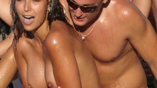 Novalja, Zrce, 200709. 
Klub Aquarius, Party Arena. 
Sto zbog UV zracenja sto zbog glazbom stvorene dobre atmosfere u zrcanskom klubu Aquarius, u partyjanerskoj areni za After beach Partyje, kod pojedinih zena dolazi do iznenadne pojave skidanja grudnjaka