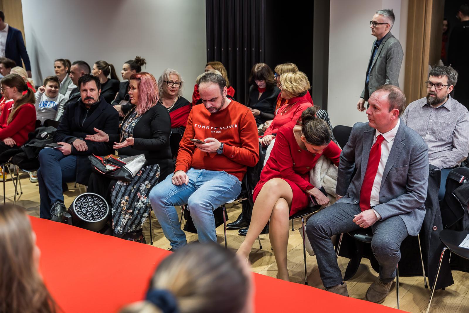 Večer Crvenih Haljina Večer Crvenih Haljina