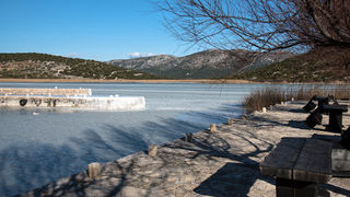 Debeli minusi i orkanska bura zaledili Vransko jezero Debeli minusi i orkanska bura zaledili Vransko jezero
