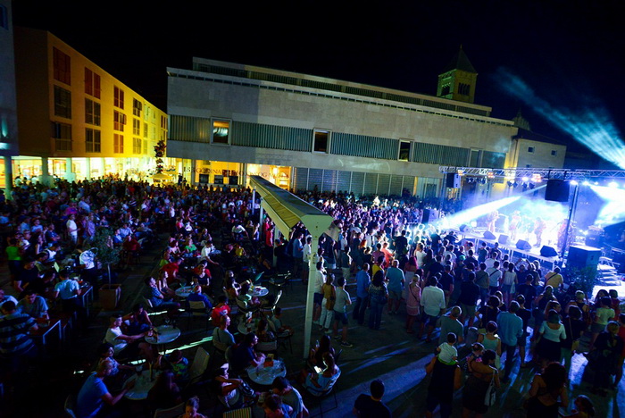 U povodu 4. rođendana Boutique hostela Forum, “najpristojniji mogući” riječki Let 3 održao je fenomenalan koncert na antičkom Forumu