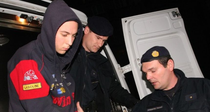 Lovre Mesnić (27) – ‘Demon iz Zadra’ ubio je vlastitu majku i baku i izranjavao ih je do neprepoznatljivosti. Sud ga je proglasio krivim te je smješten u psihijatrijsku ustanovu. Lovre Mesnić (27) – ‘Demon iz Zadra’ ubio je vlastitu majku i baku i izranjavao ih je do neprepoznatljivosti. Sud ga je proglasio krivim te je smješten u psihijatrijsku ustanovu.