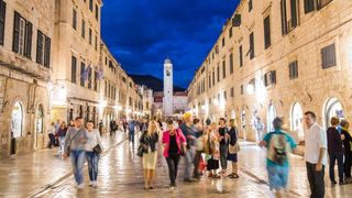 I zadnjeg dana rujna, Stradun i stara gradska jezgra Dubrovnika još uvijek je prepuna turista koji uživaju u znamenitostima starog groda. Foto: Grgo Jelavić/PIXSELL I zadnjeg dana rujna, Stradun i stara gradska jezgra Dubrovnika još uvijek je prepuna turista koji uživaju u znamenitostima starog groda. Foto: Grgo Jelavić/PIXSELL
