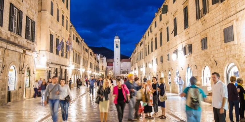 I zadnjeg dana rujna, Stradun i stara gradska jezgra Dubrovnika još uvijek je prepuna turista koji uživaju u znamenitostima starog groda. Foto: Grgo Jelavić/PIXSELL I zadnjeg dana rujna, Stradun i stara gradska jezgra Dubrovnika još uvijek je prepuna turista koji uživaju u znamenitostima starog groda. Foto: Grgo Jelavić/PIXSELL