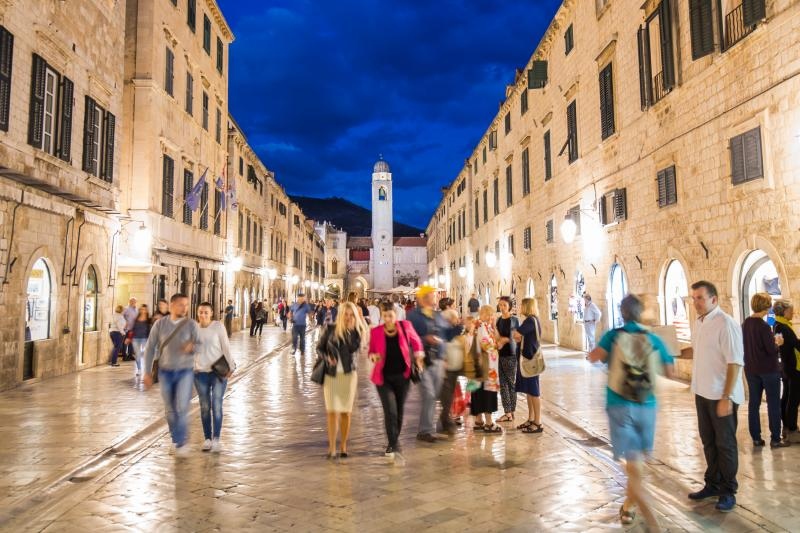 I zadnjeg dana rujna, Stradun i stara gradska jezgra Dubrovnika još uvijek je prepuna turista koji uživaju u znamenitostima starog groda. Foto: Grgo Jelavić/PIXSELL I zadnjeg dana rujna, Stradun i stara gradska jezgra Dubrovnika još uvijek je prepuna turista koji uživaju u znamenitostima starog groda. Foto: Grgo Jelavić/PIXSELL