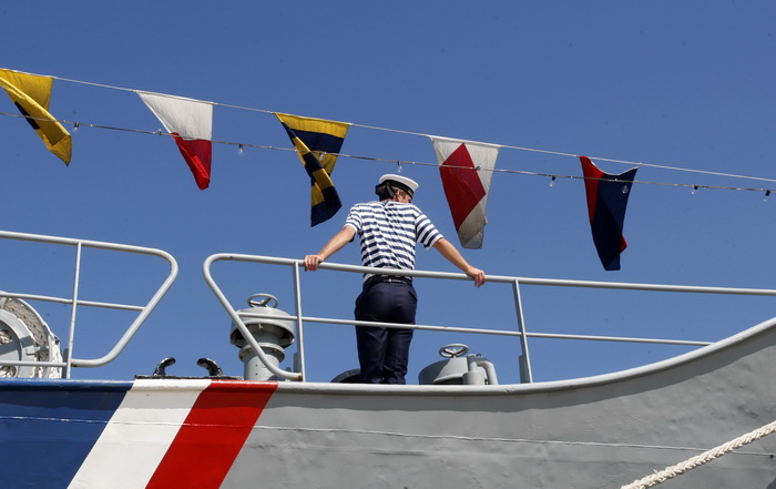 Zadar, 050810.
Brod Hrvatske ratne mornarice Andrija Mohorovcic na vezu u zadarskoj luci otvoren je za gradjane koji ga mogu razgledati, od 8 do 12 sati.
Foto: Jure Miskovic / CROPIX