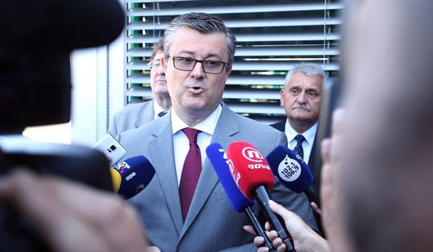 Predsjednik Vlade Tihomir Oreskovic i ministar poduzetnistva i obrta Darko Horvat posjetili su tvornicu HS Produkt gdje su ih docekali uz osnivaci tvrtke Ivan Zabcic i Marko Vukovic, direktor Zeljko Pavlin, zupan Ivan Vucic i zamjenik gradonacelnika Karlo