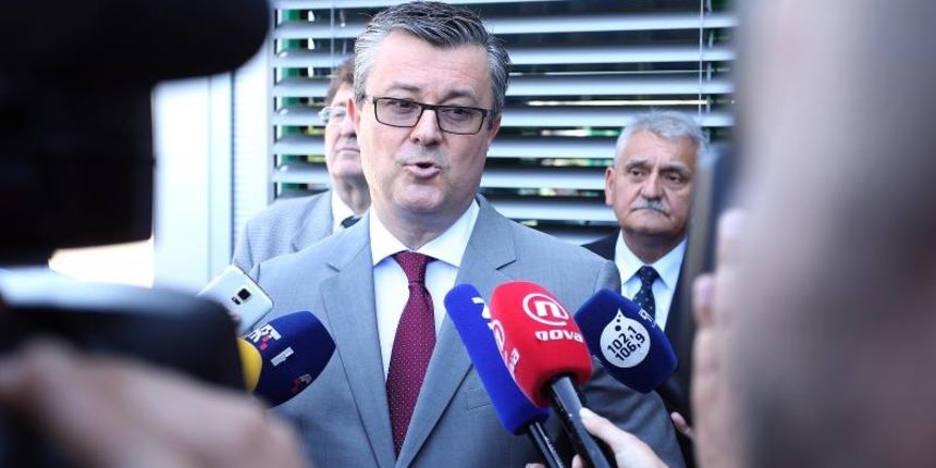 Predsjednik Vlade Tihomir Oreskovic i ministar poduzetnistva i obrta Darko Horvat posjetili su tvornicu HS Produkt gdje su ih docekali uz osnivaci tvrtke Ivan Zabcic i Marko Vukovic, direktor Zeljko Pavlin, zupan Ivan Vucic i zamjenik gradonacelnika Karlo Predsjednik Vlade Tihomir Oreskovic i ministar poduzetnistva i obrta Darko Horvat posjetili su tvornicu HS Produkt gdje su ih docekali uz osnivaci tvrtke Ivan Zabcic i Marko Vukovic, direktor Zeljko Pavlin, zupan Ivan Vucic i zamjenik gradonacelnika Karlo