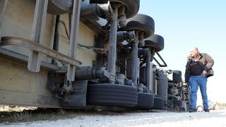 Zadar, 240211.
Jaka bura koja puse na Zadarskom podrucju prevrnula je kamion kod Obrovca. Maslenicki most je zatvoren za sav promet.
Foto: Andrija Lucic / Cropix Zadar, 240211.
Jaka bura koja puse na Zadarskom podrucju prevrnula je kamion kod Obrovca. Maslenicki most je zatvoren za sav promet.
Foto: Andrija Lucic / Cropix