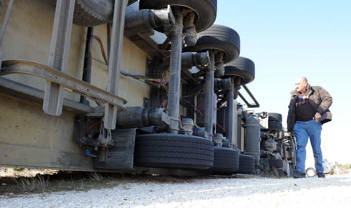Zadar, 240211.
Jaka bura koja puse na Zadarskom podrucju prevrnula je kamion kod Obrovca. Maslenicki most je zatvoren za sav promet.
Foto: Andrija Lucic / Cropix Zadar, 240211.
Jaka bura koja puse na Zadarskom podrucju prevrnula je kamion kod Obrovca. Maslenicki most je zatvoren za sav promet.
Foto: Andrija Lucic / Cropix