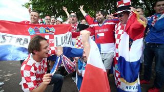 Hrvatski navijači okupirali Saint-Etienne pred utakmicu između Hrvatske i Češke. Photo: Sanjin Strukić/PIXSELL