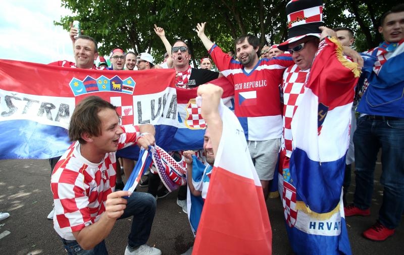 Hrvatski navijači okupirali Saint-Etienne pred utakmicu između Hrvatske i Češke. Photo: Sanjin Strukić/PIXSELL