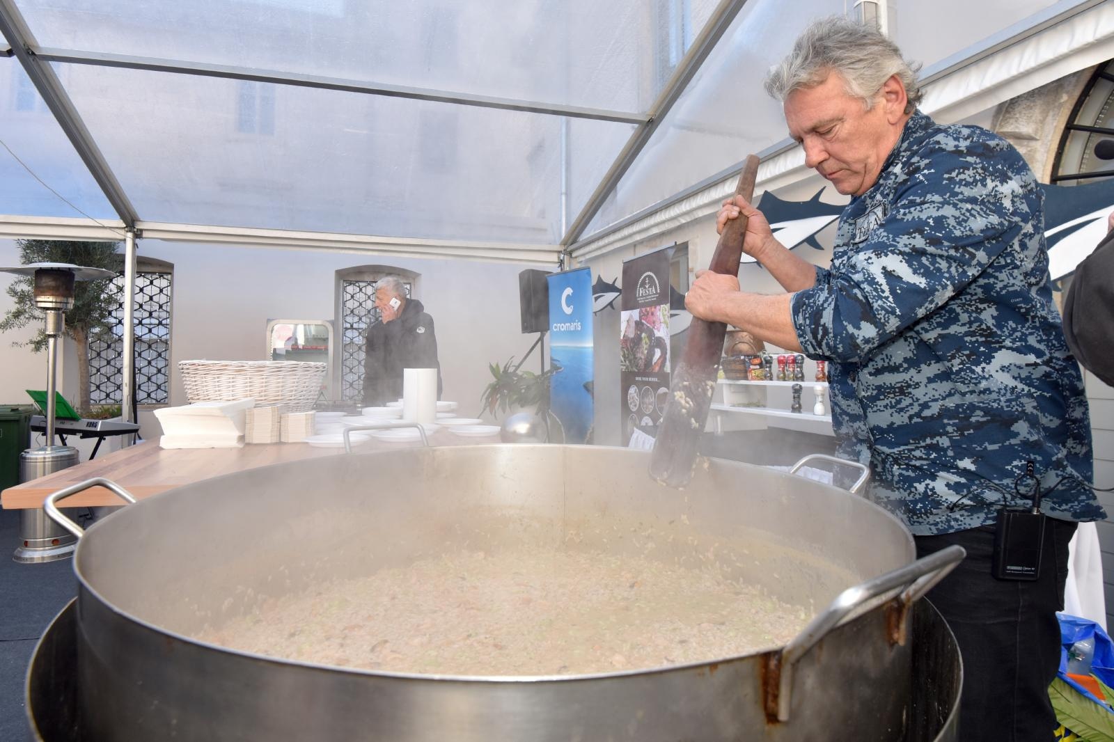 Priprema rižota s plodovima mora u sklopu Tuna, Sushi & Wine Festivala Priprema rižota s plodovima mora u sklopu Tuna, Sushi & Wine Festivala