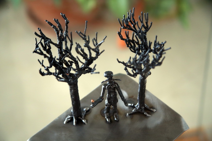 Slavonski Brod 16042013.
Slobodni umjetnik Tihomir Sarajcic izlozio je 12 skulptura scena iz pripovjetke Cudnovate zgode segrta Hlapica povodom Dana Ivane Brlic Mazuranic.Skulpture su napravljene od savijanjem i zavarivanjem zeljeza i to postupkom TIG.
Na