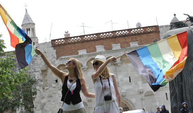 Split, 110611.
U Splitu se po prvi put odrzava Gay Pride koji organiziraju udruge Kontra, Iskorak i Domine. Povorka ponosa LGBT, prva izvan Zagreba, prolazi od Djardina preko Marmontove ulice i Rive do Peristila gdje je predvidjen prigodni programa.
Na sl
