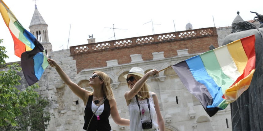 Split, 110611.
U Splitu se po prvi put odrzava Gay Pride koji organiziraju udruge Kontra, Iskorak i Domine. Povorka ponosa LGBT, prva izvan Zagreba, prolazi od Djardina preko Marmontove ulice i Rive do Peristila gdje je predvidjen prigodni programa.
Na sl Split, 110611.
U Splitu se po prvi put odrzava Gay Pride koji organiziraju udruge Kontra, Iskorak i Domine. Povorka ponosa LGBT, prva izvan Zagreba, prolazi od Djardina preko Marmontove ulice i Rive do Peristila gdje je predvidjen prigodni programa.
Na sl