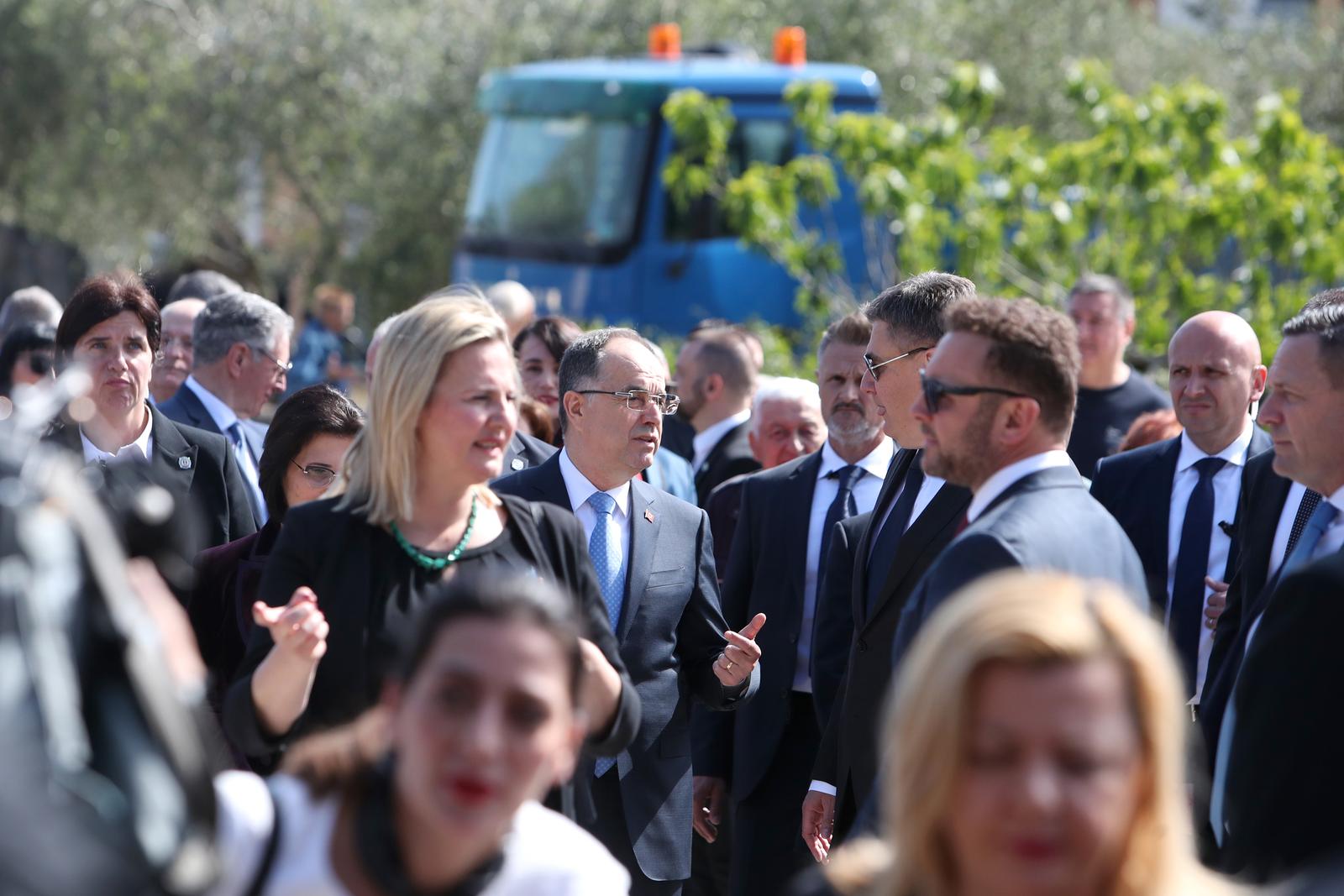 Predsjednik Zoran Milanović i albanski predsjednik Bajram Begaj posjetili crkvu Gospe Loretske u Arbanasima Predsjednik Zoran Milanović i albanski predsjednik Bajram Begaj posjetili crkvu Gospe Loretske u Arbanasima