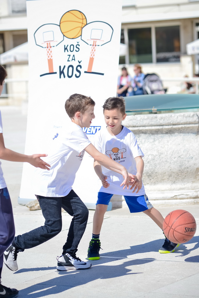 Basket na Forumu: Košarkaške legende protiv mlađih uzrasta KK Zadar Basket na Forumu: Košarkaške legende protiv mlađih uzrasta KK Zadar